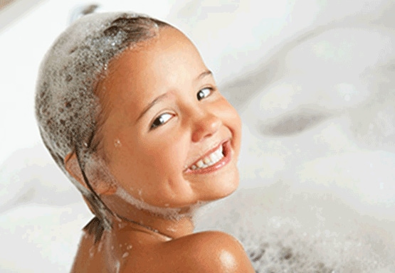 Toilette intime de la petite fille