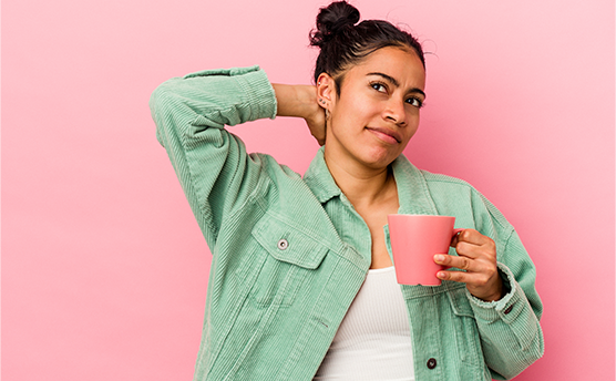 femme tenant une tasse