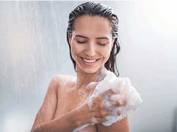 Femme se savonne sous la douche