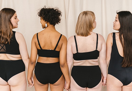 Femmes en sous-vêtements de dos